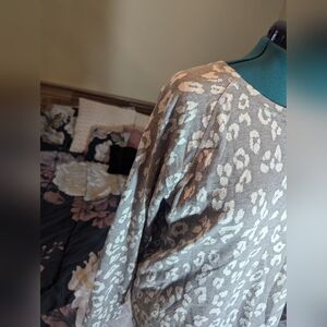 Liz Clairborne- Swearshirt